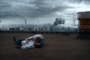 2 personnes sur un toit avec ville dévastée en fond
