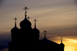 Silhouette d'une église orthodoxe russe au coucher du soleil