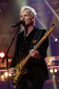 Le chanteur Sting sur scène avec sa basse