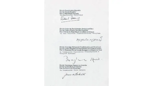 Page du traité de Moscou avec les signatures des ministres des Affaires étrangères de la France (Roland Dumas), de l'Union soviétique (Edouard Chevardnadze, 1928-2014), du Royaume-Uni (Douglas Hurd) et des États-Unis (James Baker). 