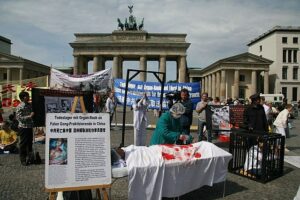 Parade du Falun Gong pour dénoncer le traffic d'organes en Chine