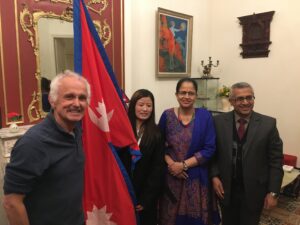 Son Excellence Monsieur lAmbassadeur du Nepal en France et Madame Dabuti Sherpa et Marc Batard 2023 © Eric Desordre