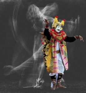 Arja danse avec l'esprit de Barong Collage numérique Mattéo Vergnes 2026. Arja danse avec l'esprit de Barong Collage numérique Mattéo Vergnes 2026.