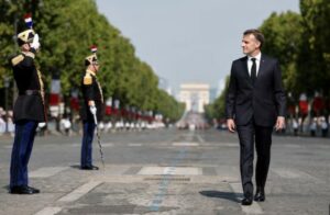 On est là pour voir le défilé On est là pour voir le défilé
